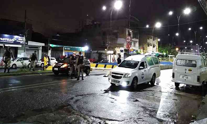 Cena trágica na noite chuvosa de sábado. Viaturas da polícia e o carro da funerária bloquearam o trânsito na entrada do Mergulhão(foto: Tim Filho)