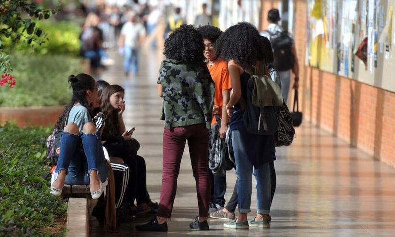 alunas no corredor de uma universidade