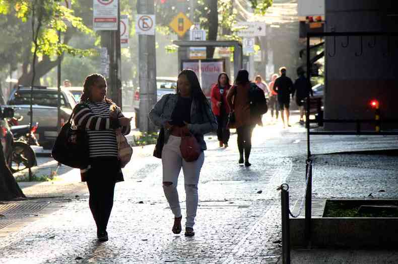 Pessoas agasalhadas pelas ruas da capital