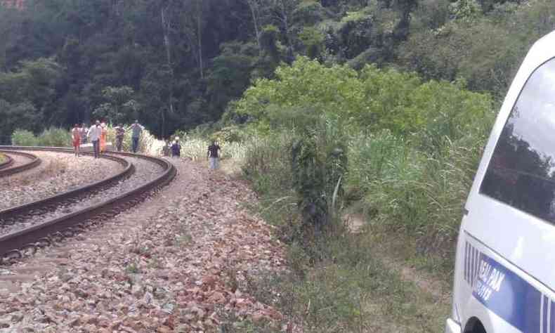 Bombeiros tiveram que percorrer 1,5km em trilhos de trem para chegar ao ponto de resgate(foto: CBMMG/Divulgao )