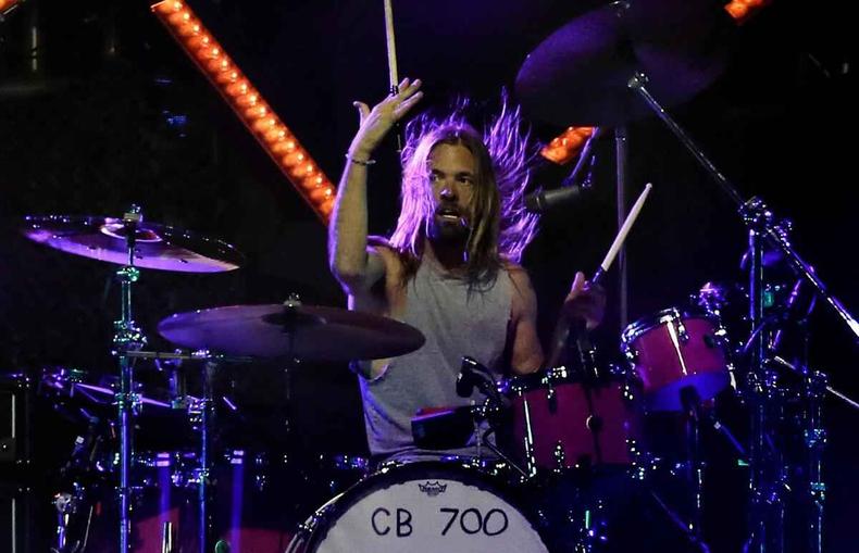 Msico Taylor Hawkins, do Foo Fighters, tocando bateria durante show 
