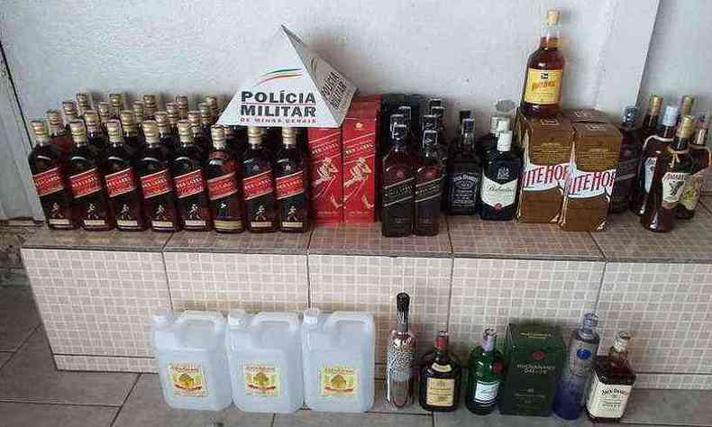 Bebidas foram encontradas com quatro homens em barraco no Bairro Santo Andr(foto: PMMG)