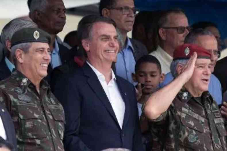 O presidente Jair Bolsonaro ao lado do ex-ministro da Defesa, Walter Braga Netto.