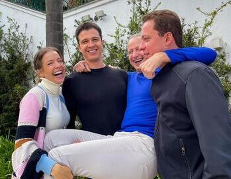 Eloi Lacerda Oliveira com os filhos Natália, Breno e Elói Filho(foto: Adriana Vasconcelos/DIVULGAÇÃO) Pai e filhos