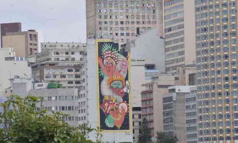 Mural da artista espanhola Marina Capdevila - pintado na fachada do Edifcio Trianon, esquina de Rua da Bahia com Avenida Afonso - homenageia o carnaval de Belo Horizonte e faz referncia  Praia da Estao(foto: Jair Amaral/EM/D.A Press)