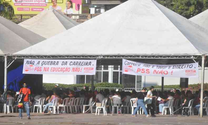Assembleia geral dos trabalhadores em educacao concursados em Belo Horizonte realizada na Praca da Estacao