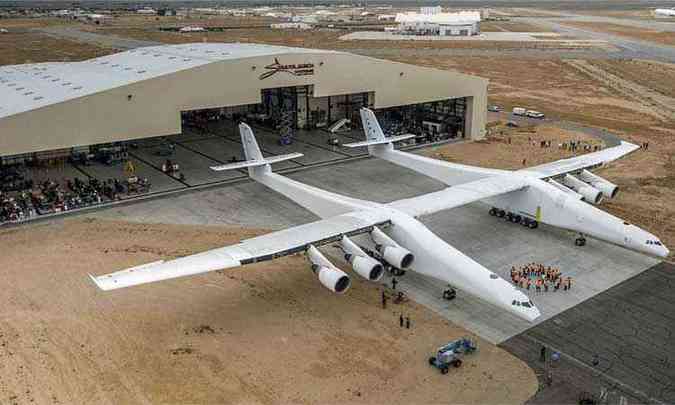 O maior avio do mundo tem duas fuselagens, unidas por uma asa de 117 metros(foto: AFP)