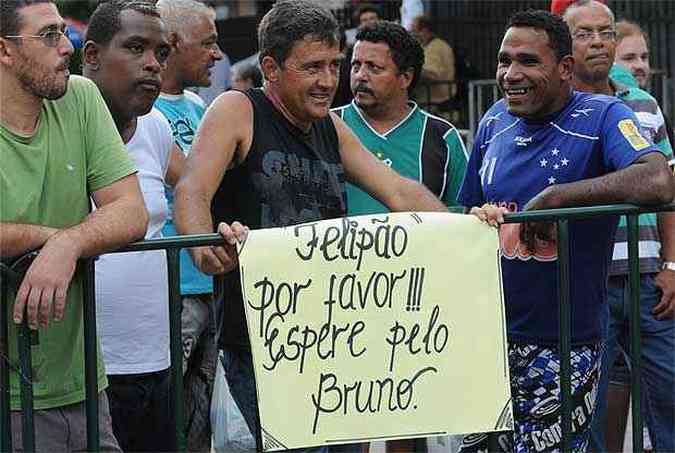 Psiclogo Joo Ferreira Pinto exibiu um cartaz para atrair os jornalistas(foto: Gladyston Rodrigues/EM/D.A Press)