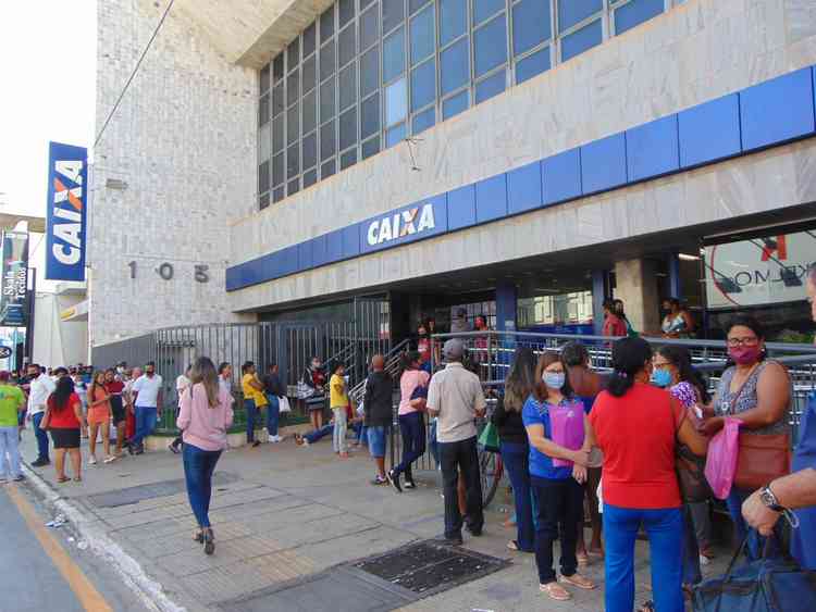 pessoas na fila do banco Caixa