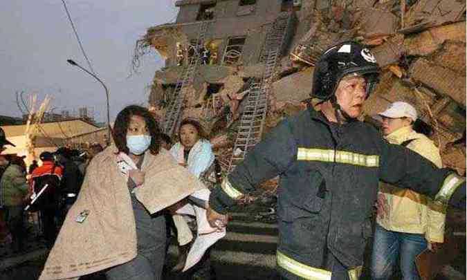 Torre residencial desabou com a intensidade do tremor de terra(foto: AFP / Johnson Liu )