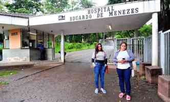 As irms Snia Rocha e Maria de Lourdes vieram a BH visitar o irmo, que contraiu a doena em Caratinga: 