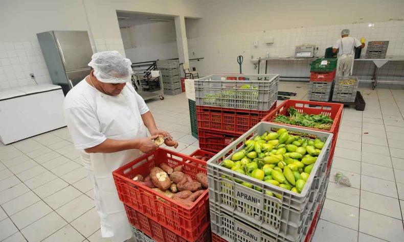 Funcionrio manipula alimentos no banco administrado pela Prefeitura de BH