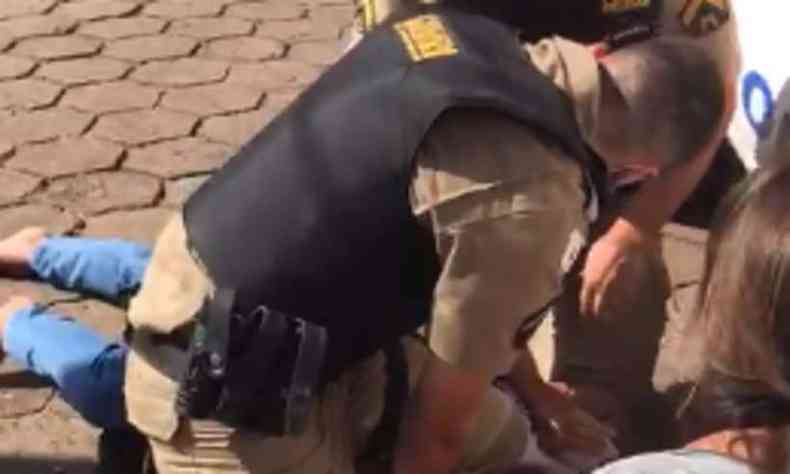 Policiais militares tiveram que conter moradores durao reao a uma abordagem durante blitz(foto: Reproduo/WhatsApp)
