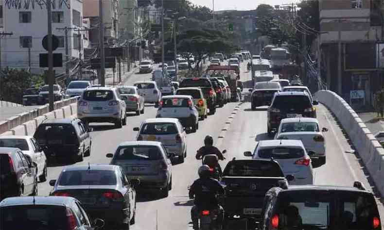 Carros na Avenida Amazonas