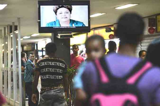 Na Rodoviria do Plano Piloto, a populao parou para ver o pronunciamento de Dilma: presidente deu destaque ao Programa Mais Mdicos, uma vitrine eleitoral(foto: Monique Renne/CB.D.A.Press)