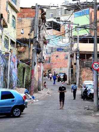T conta bastidores de sua vida na favela