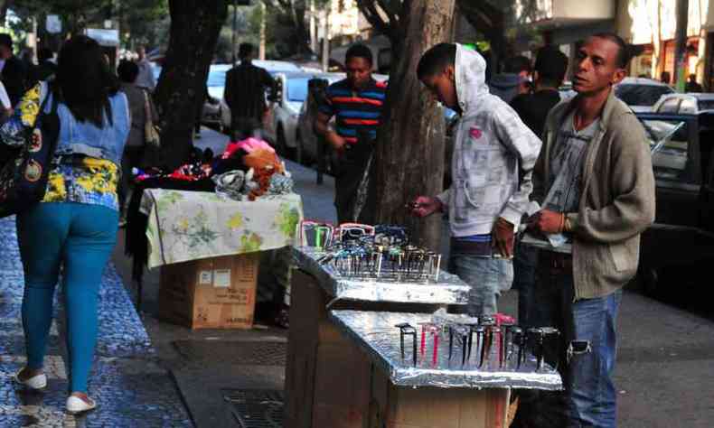 Vendedores ambulantes engrossam as estatsticas do trabalho informal (foto: Ramon Lisboa/EM/D.A Press)