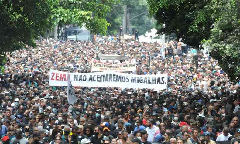 Manifestantes protestam contra o governo Zema no Centro de BH