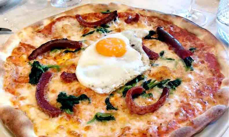 Em Porto, Eduardo Maya experimentou uma pizza com fatias de linguia, brotos e ovo frito(foto: Eduardo Maya/Divulgao)
