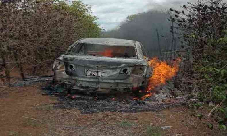 Carro usado na fuga foi encontrado incendiado(foto: PMMG/divulgao)