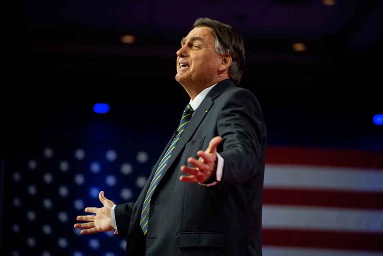 Bolsonaro volta ao pas depois de trs meses longe