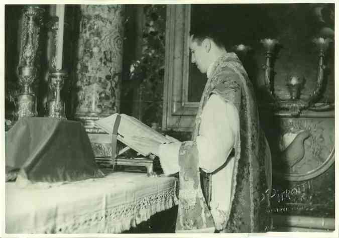 Padre Serafim celebrando sua primeira missa, na Basília de São João de Latrão, em Roma (1949)Arquivo pessoal
