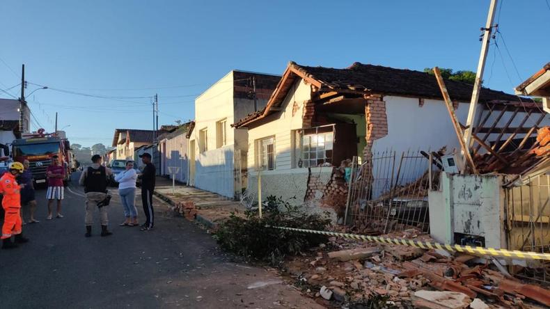 Casa destruda pelo caminho
