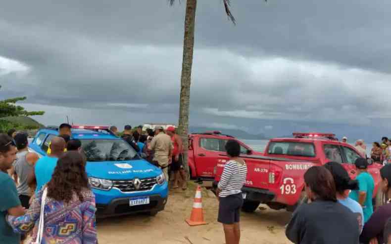 Praia do Forte, em Cabo Frio, com viatura do Corpo de Bombeiros e da Polcia e pessoas em volta acompanhando um resgate