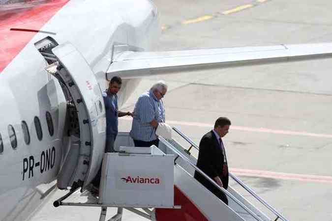 Pedro Corra desceu da aeronave pela porta traseira de cabea baixa e com uma toalha sobre as mos(foto: Paulo Paiva/DP/D.A Press)