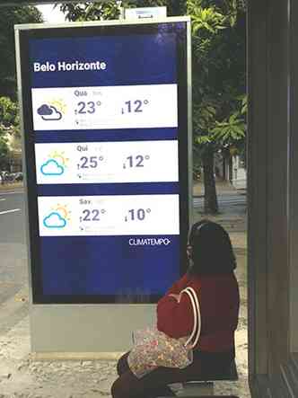 Passageira observa painel da previso do tempo em ponto de nibus na Regio Centro-Sul de BH(foto: Edsio Ferreira/EM/DA Press)