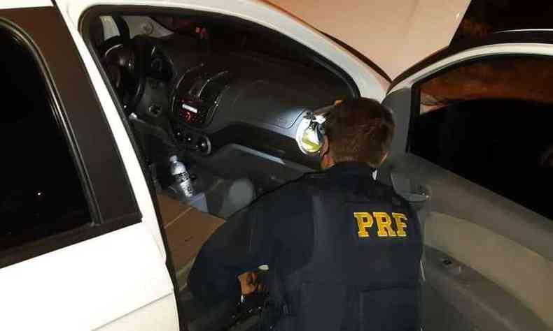 Maconha e cocana estavas escondidas dentro do painel do carro(foto: PRF/Divulgao)