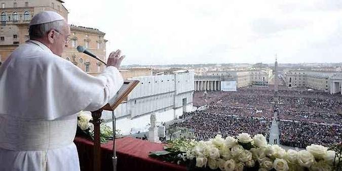 Do sagu�o da Bas�lica de S�o Pedro, Papa Francisco cumprimenta milhares de fi�is no Vaticano(foto: AFP Photo/Osservatore Romano)