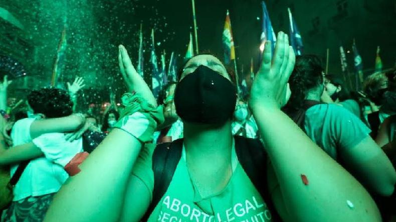 Manifestantes pr-legalizao do aborto comemoram aprovao do projeto de lei