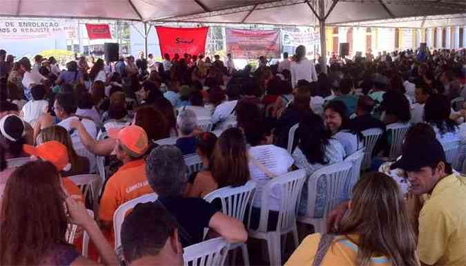 Assembleia nesta manh, na Praa da Estao, em quer os servidores definiram a greve (foto: Edesio Ferreira/EM DA Press)