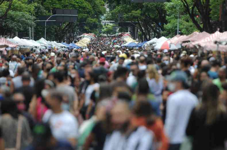 Populao de Belo Horizonte andando na feira da Afonso Pena