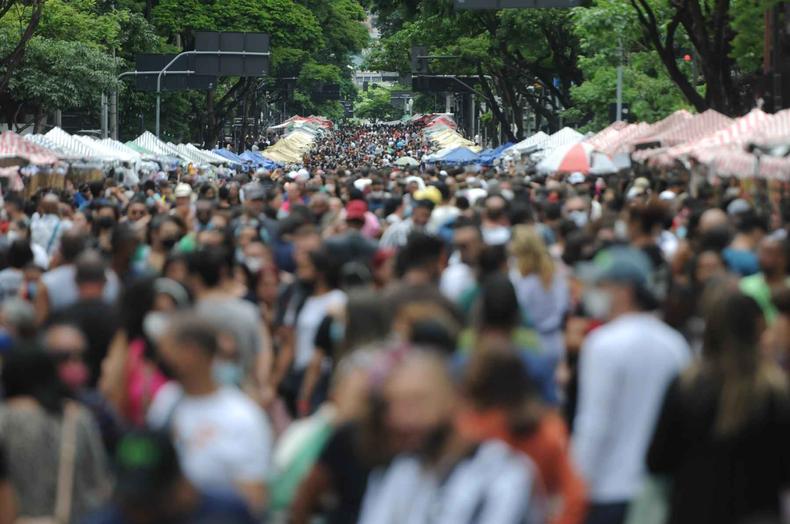 (foto: Leandro Couri/EM/D.A Press) População de Belo Horizonte andando na feira da Afonso Pena