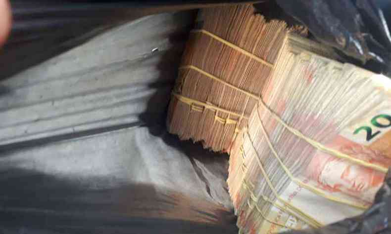 PM recuperou parte do dinheiro levado pelos criminosos(foto: Polcia Militar (PM) / Divulgao)