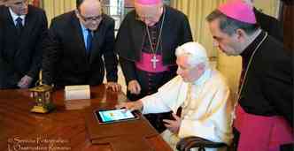 Entrala com cardeais no Vaticano, na companhia do então pontífice, no dia da primeira tuitada papal: segundo o consultor, Bento XVI se divertiu diante do equipamento eletrônico(foto: Facebook/Reprodução da internet - 17/10/13)
