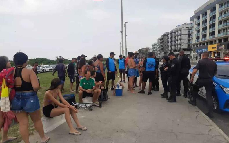 Caso gerou comoção por quem passava pela Praia do Forte(foto: Guarda Municipal/Divulgação) Pessoas se aglomeram na orla da Praia do Forte em Cabo Frio- RJ, onde uma criança de 10 anos sofreu uma injúria racial