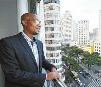 Prefeito de Joanesburgo, Parks Mpho Tau participa das reuni�es em BH e diz que nas regi�es pobres da sua cidade as �reas verdes s�o escassas(foto: Beto Magalh�es/EM/D.A Press)