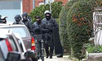 Agentes durante a operao em Alsdorf(foto: RALF ROEGER/DPA/AFP)