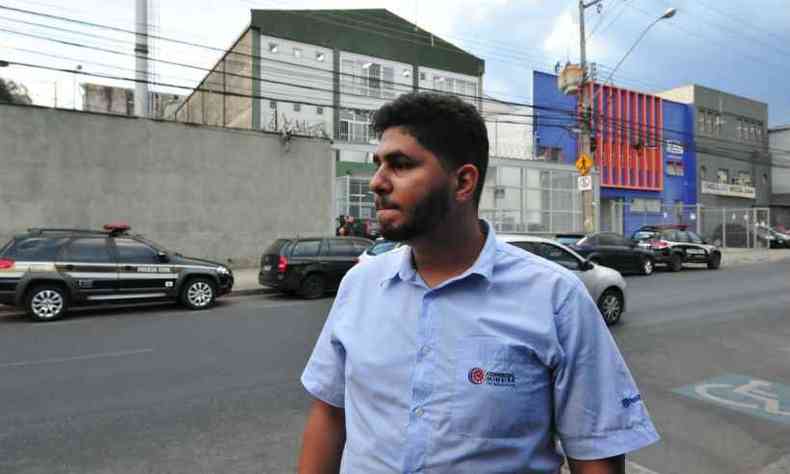 Guilherme Lizandro, de 22 anos, em frente a delegacia da Polcia Civil(foto: Gladyston Rodrigues/EM/D.A.Press)