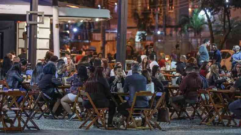Bar lotado no bairro da Tijuca, no Rio de Janeiro, logo aps reabertura de bares e restaurantes na cidade em julho do ano passado(foto: Andre Coelho/Getty Images)