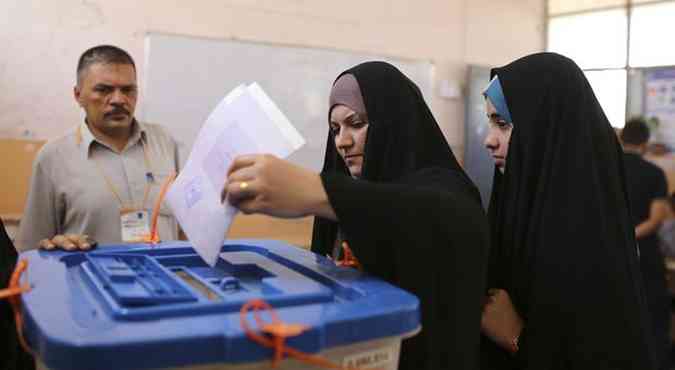 Iraquianas votam, na cidade de Najaf(foto: Ahmad Mousa/Reuters)