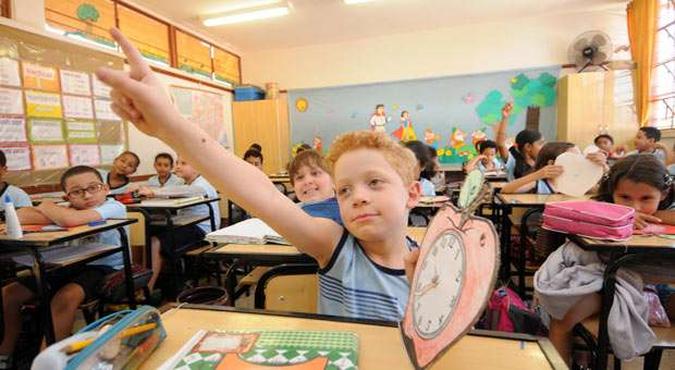 O pequeno Denys, da Escola Estadual Duque de Caxias, na Região do Barreiro, em Belo Horizonte, no dia de aprender a ler as horas: liberdade para interpretar as lições (foto: Gladyston Rodrigues/EM/D.A PRESS) O pequeno Denys, da Escola Estadual Duque de Caxias, na Região do Barreiro, em Belo Horizonte, no dia de aprender a ler as horas: liberdade para interpretar as lições (foto: Gladyston Rodrigues/EM/D.A PRESS)