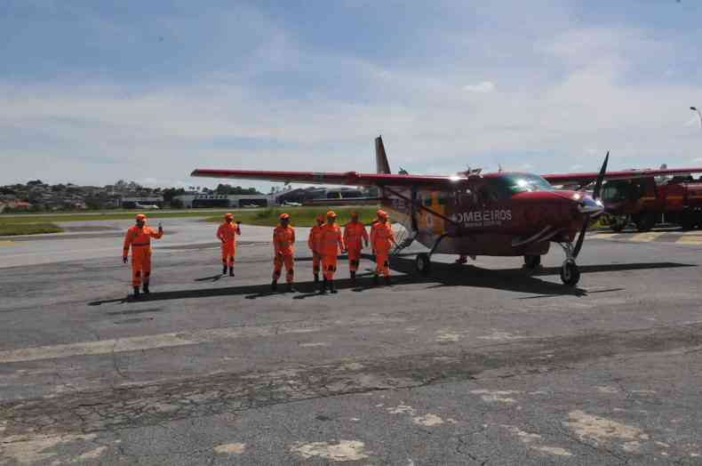 Avio dos bombeiros na pista