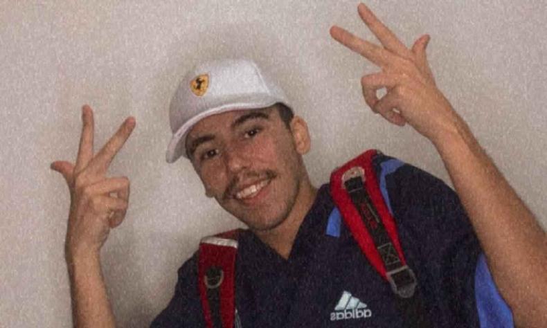Com vídeos bem humorados, Thiago Tizzy tem mais de 4 milhões de seguidores nas redes sociais(foto: Arquivo pessoal) O influenciador digital Tizzy veste bone e faz pose para foto diante de um fundo neutro