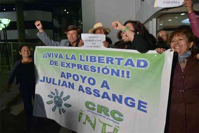 Manifestantes demonstram apoio a Assange em frente  embaixada do Equador(foto: AFP PHOTO / Rodrigo BUENDIA )