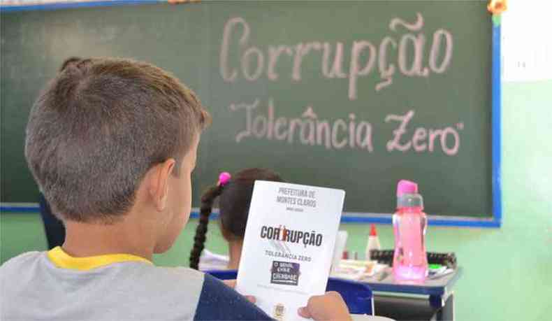 Escola Municipal Vidinha Pires, onde a cartilha foi distribuda aos alunos. Maioria desconhece o significado da palavra corrupo(foto: Luiz Ribeiro / EM / D.A Press)