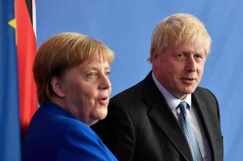 A primeira-ministra alem Angela Merkel e o lder britnico Boris Johnson fizeram crticas  ameaa de suspenso do acordo entre UE e Mercosul(foto: JOHN MACDOUGALL / AFP)